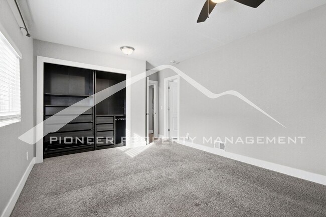 Building Photo - Charming Home with Washer/Dryer and Fenced Yard