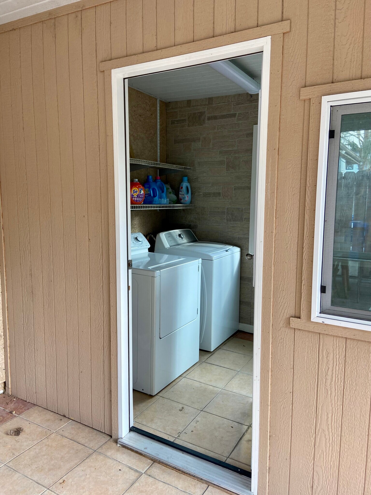 Laundry - 4060 Garden Ave