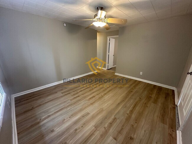 Building Photo - $500 OFF MOVE IN COSTS! MUST SEE UNITS! Close to Bethel Park, Updated 3 Bedroom/1 Bathroom with D...