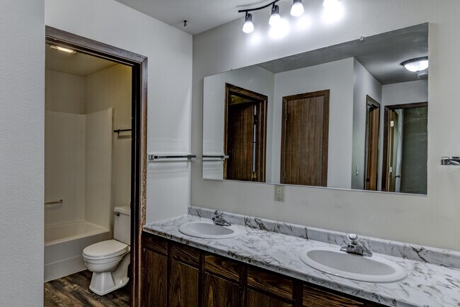 Building Photo - 1032 Imperial Cir