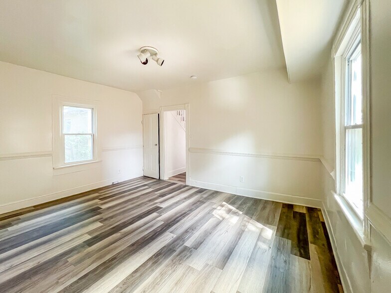 Building Photo - 1005 Maplewood Ave