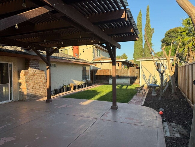 Building Photo - Remodeled Single Family Home