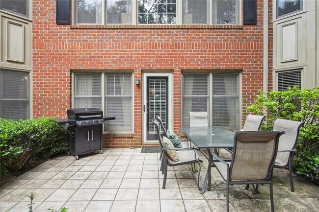 Building Photo - 4 Plantation Dr NE