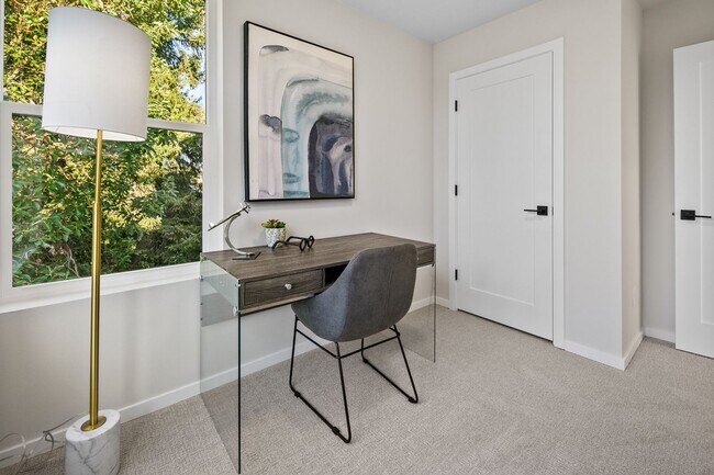 Building Photo - Modern Townhome in Licton Springs – Rooftop Deck & Stylish Living!