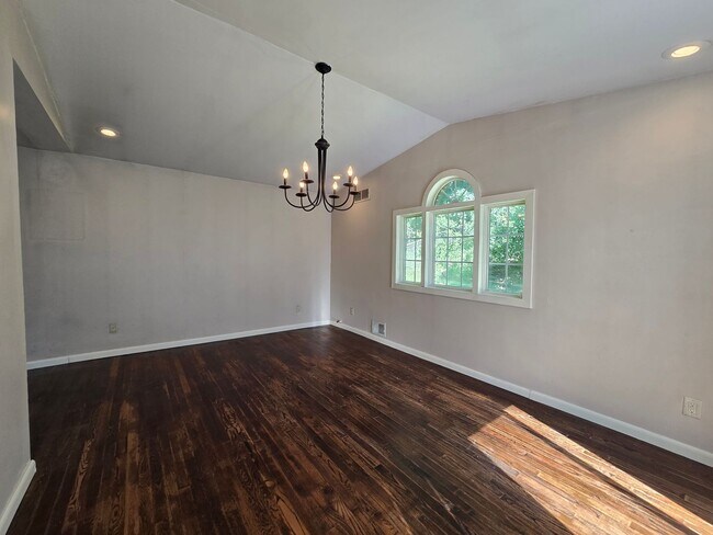 Building Photo - Beautiful 3 Bedroom Home - Garden City