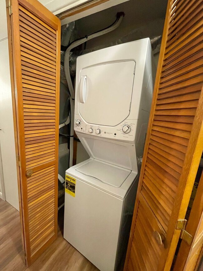Building Photo - Freshly Renovated 1 bedroom convenient to ...