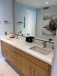 Building Photo - 1345 Lincoln Rd