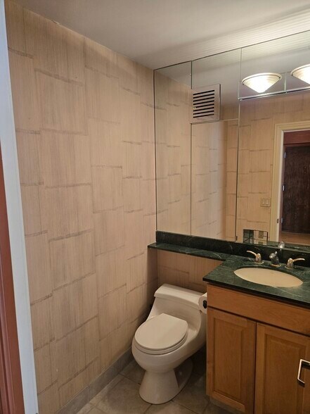 Building Photo - 40 E Cedar St