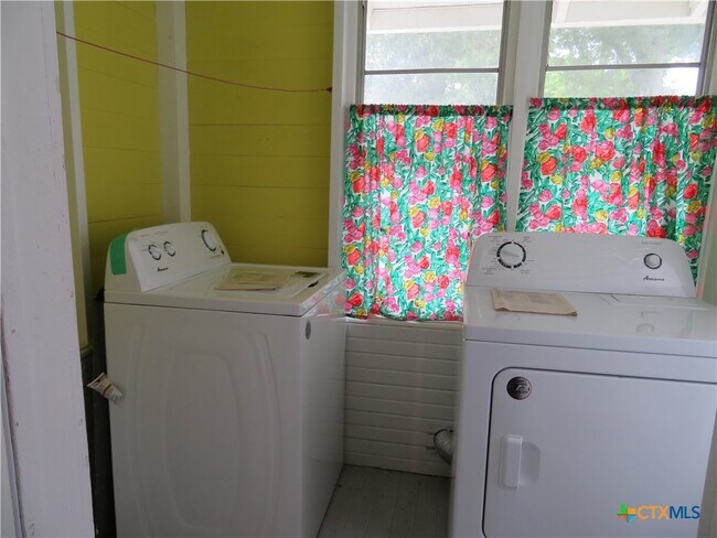 Building Photo - 610 E Krezdorn St