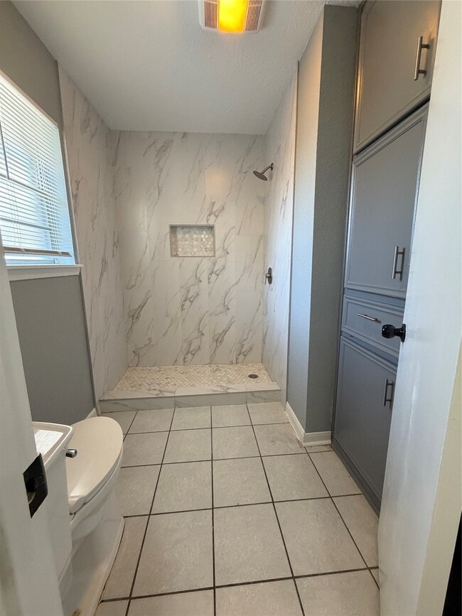 Building Photo - 703 Bayview Dr