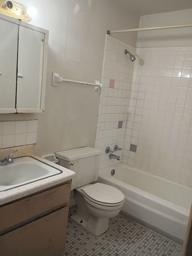 Building Photo - Just Listed  2 bed 1 bath in Kenosha!