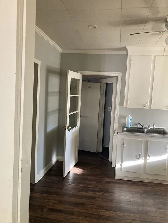 Building Photo - 2 bedroom 1 bathroom