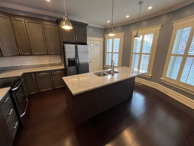 Building Photo - 991-993 Bryden Road