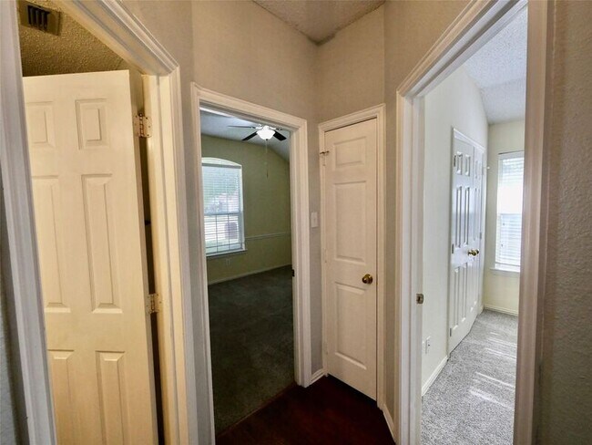 Building Photo - 4502 Highlands Dr