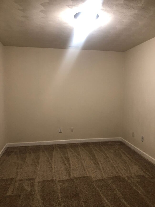 Building Photo - WELL MAINTAINED 2 BEDROOM CONDO