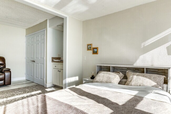 Building Photo - 4513 Cove Dr