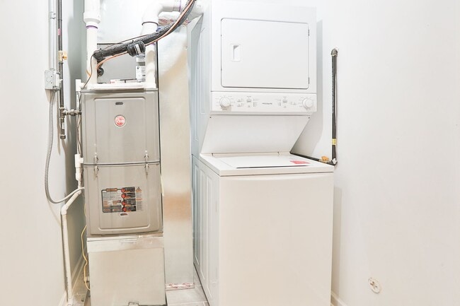 Building Photo - Gorgeous 2Bed/1bath in Logan Square! Condo Quality! In-Unit Laundry! Central Air! Stainless Steel!