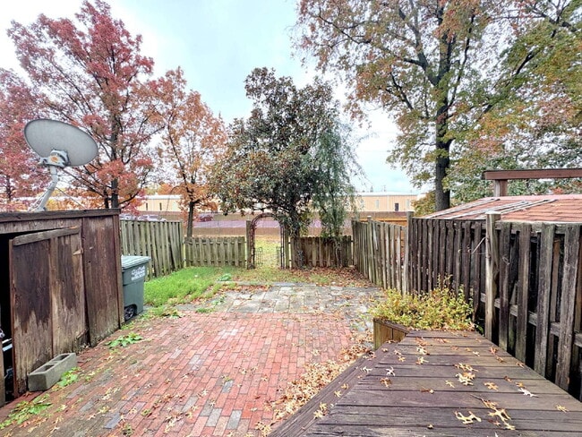 Building Photo - Inviting Townhome with Abundant Space & Co...