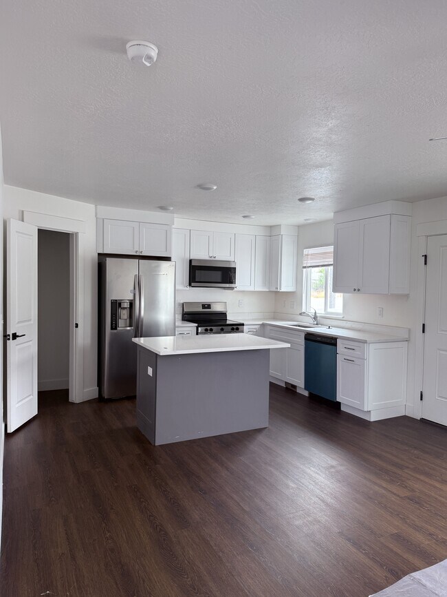 Building Photo - 729 N 150 E