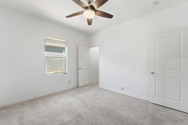 Building Photo - Modern Litchfield Park Home | 4 Bed, RV Gate + Open Kitchen