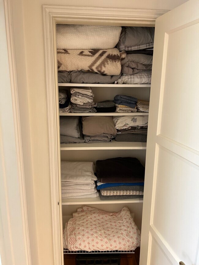 Building Photo - 638 Sheldon St