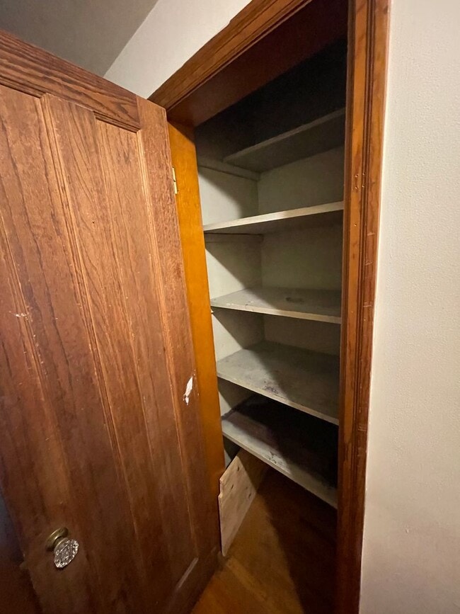 Building Photo - 4 bedroom 1 1/2 bath single family house with yard.