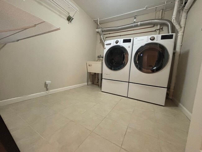Building Photo - Bright & Spacious Single Family Home - Par...
