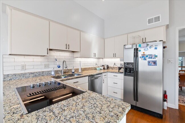 Building Photo - Beautiful End-Unit Townhome with Spacious Interior and Outdoor Living