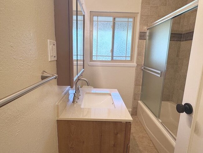 Building Photo - Cute 3 Bedroom Home Close to Shopping
