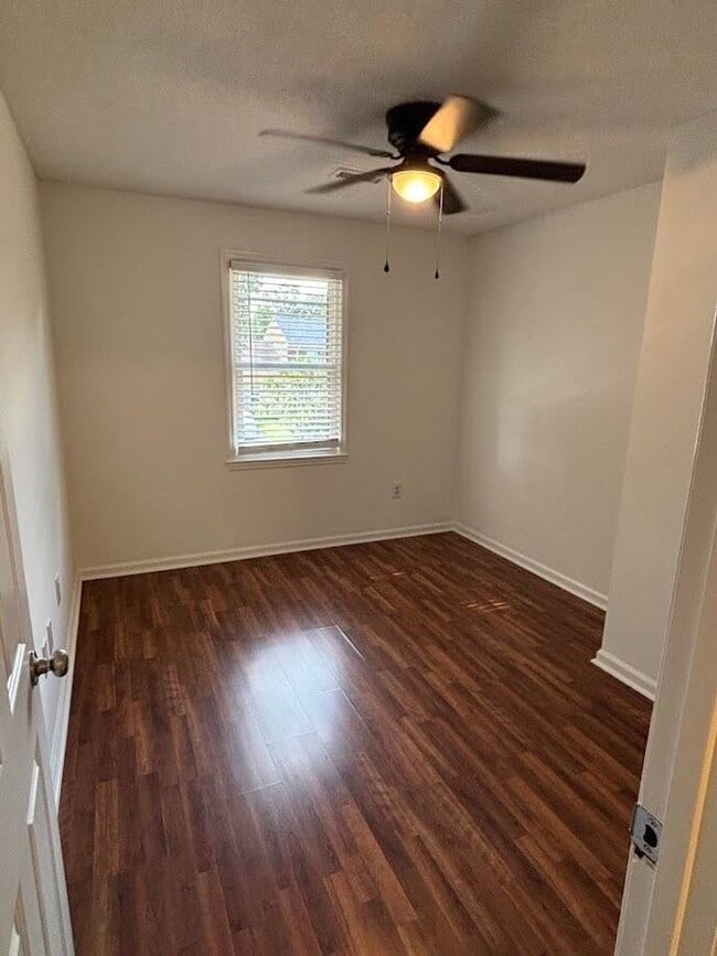 Building Photo - 3 Bedroom Townhouse available in Ashley Vi...