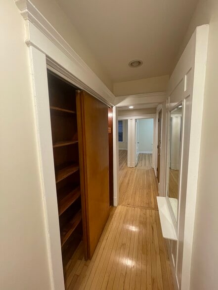 Building Photo - 5120 N Kenmore Ave