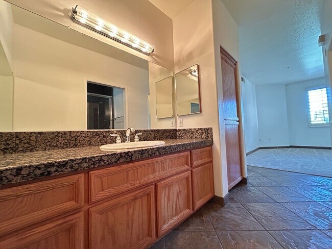 Building Photo - Beautiful 2 Bed 2 Bath Tustin Ranch Condo With Golf Course Views!