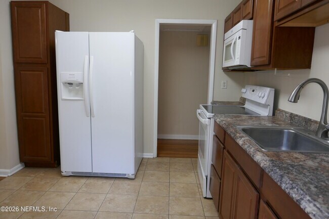 Building Photo - 2404 Red Oak Dr