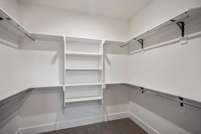 Building Photo - 10728 Twin Oak Dr