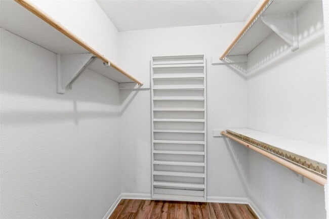Building Photo - 3 BD / 2.5 BR Townhome in Memorial Club co...