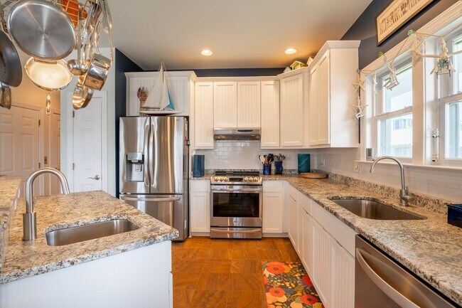 Building Photo - PERFECT SINGLE FAMILY OFF-SEASON MONTHLY R...