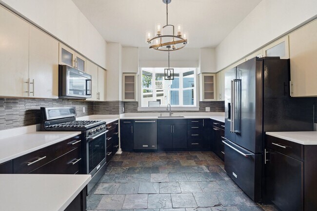 Building Photo - Beautiful Victorian Home for Lease in the Heart of Savannah