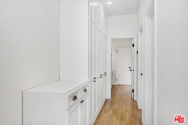 Building Photo - 6110 De Longpre Ave