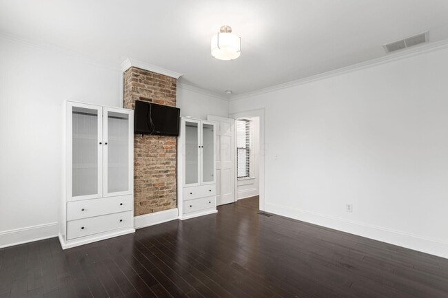 Building Photo - 106 E Gates St