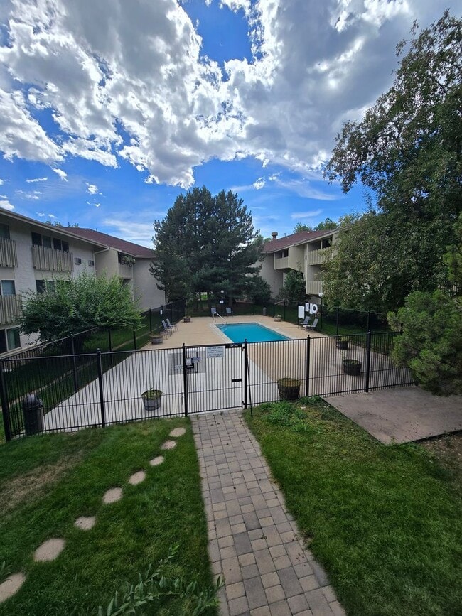 Building Photo - 2707 Valmont Rd