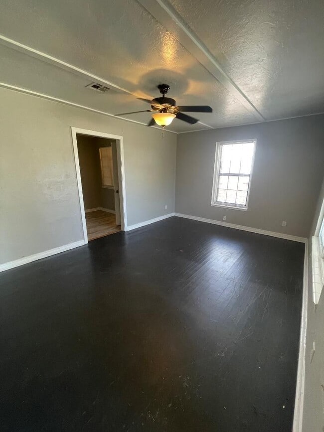 Building Photo - 1 Bed 1 Bath Duplex For Lease 8/4/2025