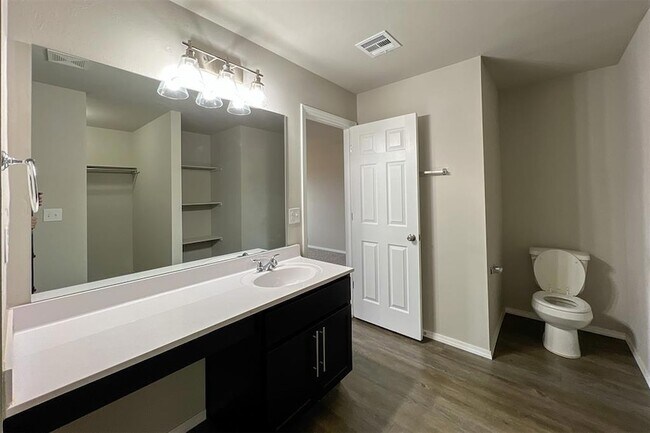Building Photo - 4301 Driftwood Dr