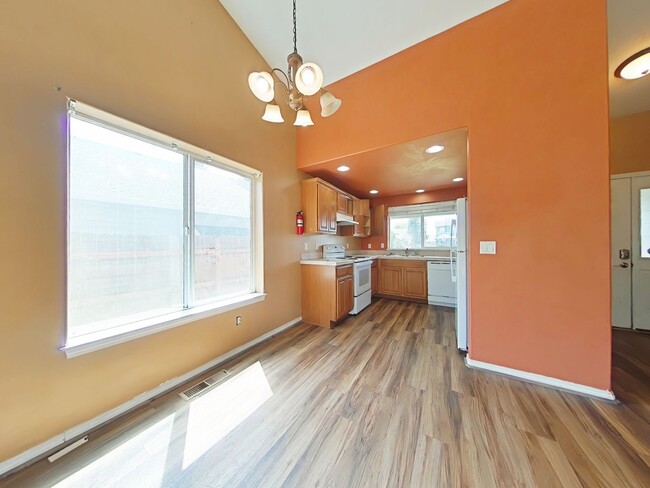 Building Photo - 4 Bedroom House ~ Albany