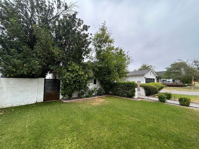Building Photo - 4016 E Avalon Dr
