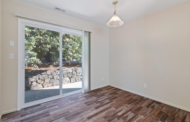 Building Photo - 2 bed 1 bath Duplex unit in Milwaukie Hect...