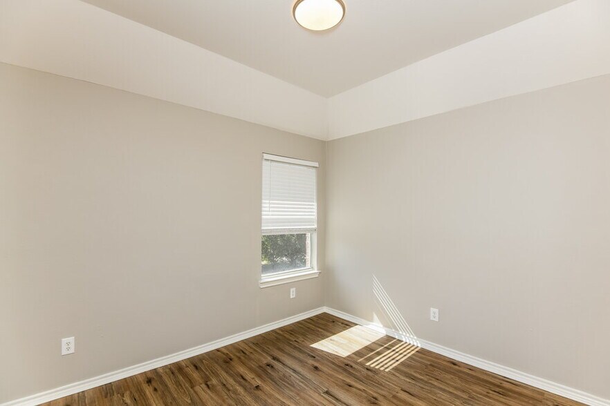 Building Photo - 6910 Shore Breeze Ct