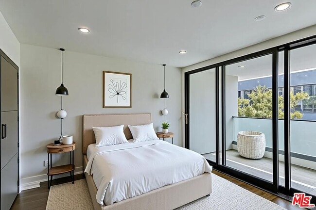 Building Photo - 328 N Maple Dr