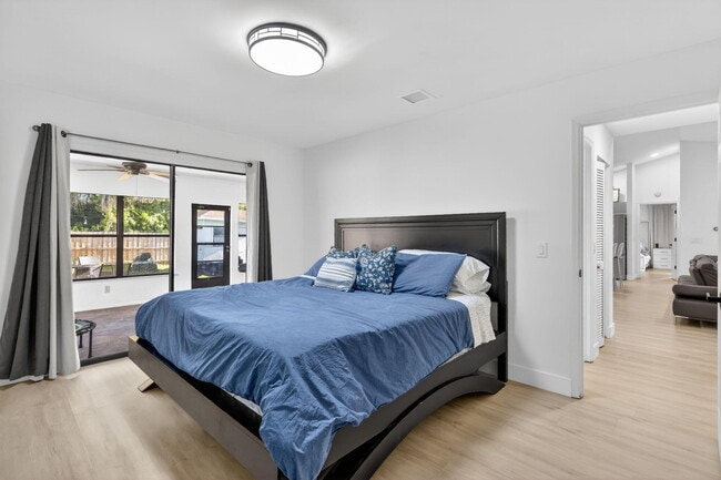 Building Photo - 481 SW Aster Rd