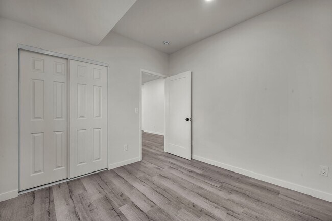 Building Photo - 5842-5840 Denver Ave