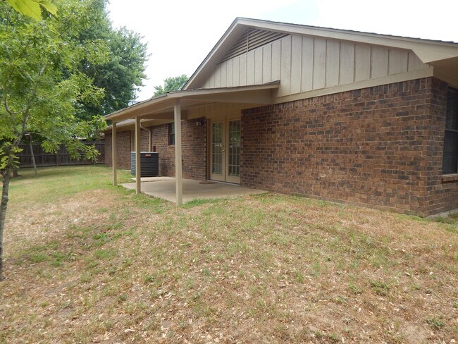 Building Photo - 808 Corey Dr
